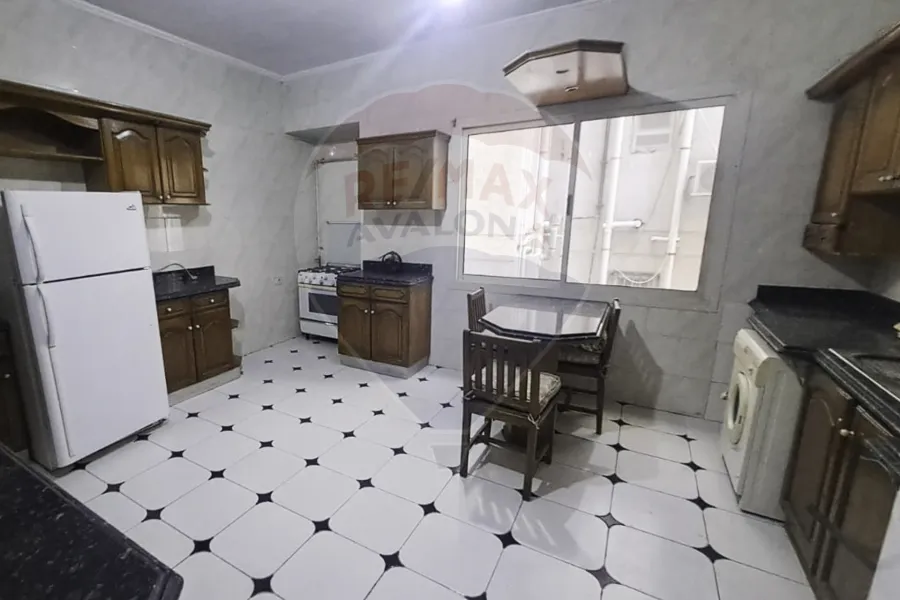 Apartment for rent 250 m Saba Pasha (steps from the sea)