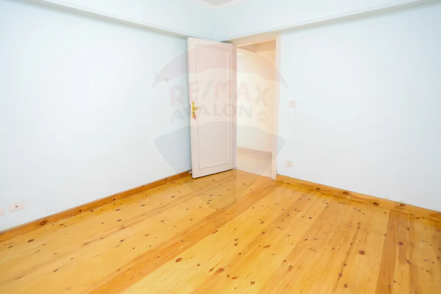 شقة للايجار 150 م محطة الرمل (ش سعد زغلول)