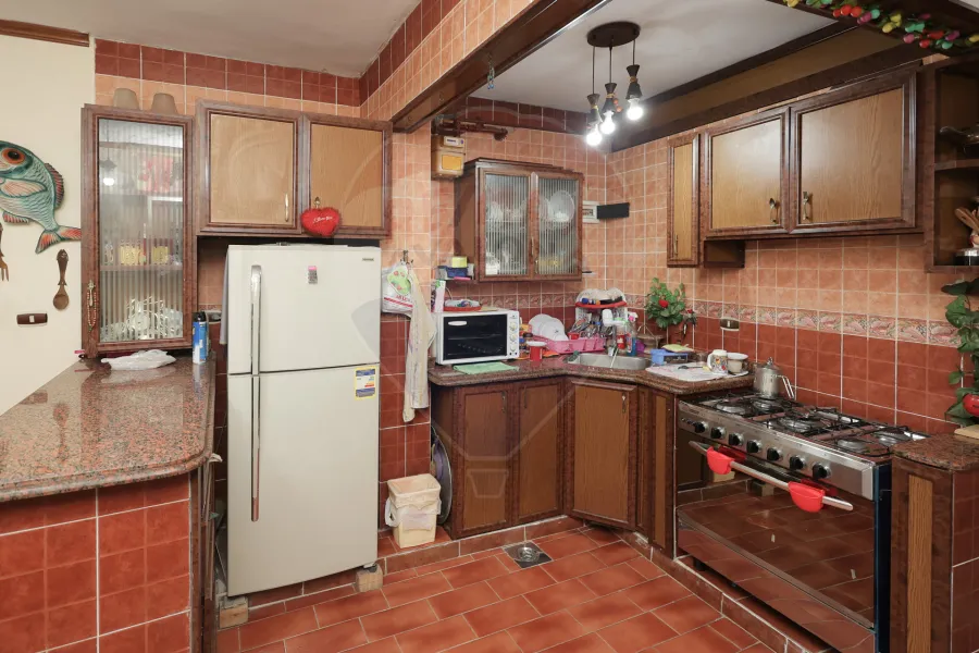 شقة للبيع 137 م جليم ( خطوات من البحر والترام)