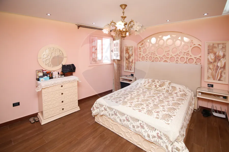 شقة دوبلكس للبيع 250 م سيدي بشر ( خطوات من ميدان محمد نجيب)