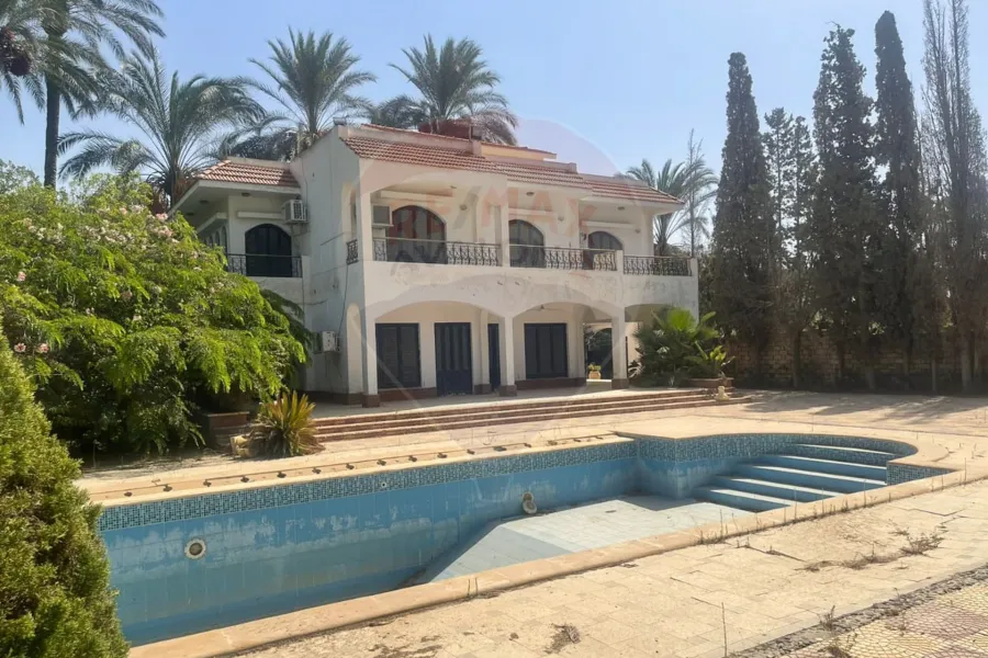 فيلا دوبلكس مسجلة للبيع 2,150 م كينج مريوط ( كمباوند بجوار فندق افريكانا )