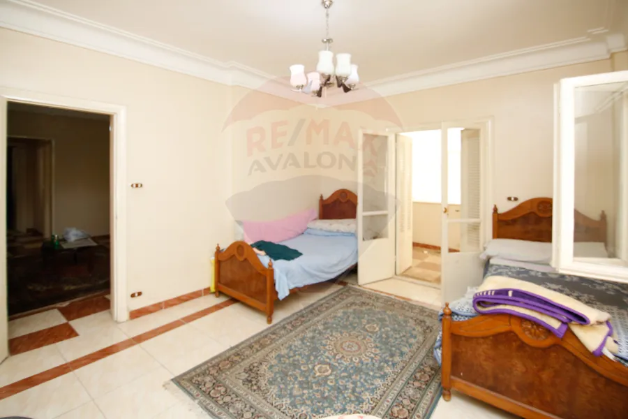 عقار للبيع 350م الأرض/800م مبانى لوران (خطوات من الترام)