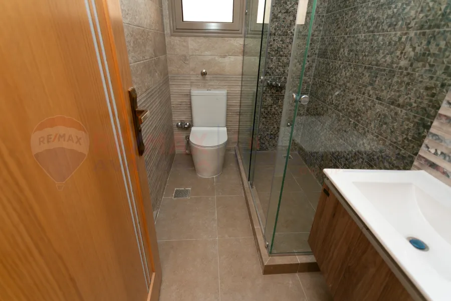 شقة للبيع 280 م جليم (ش ابو قير مباشرة)