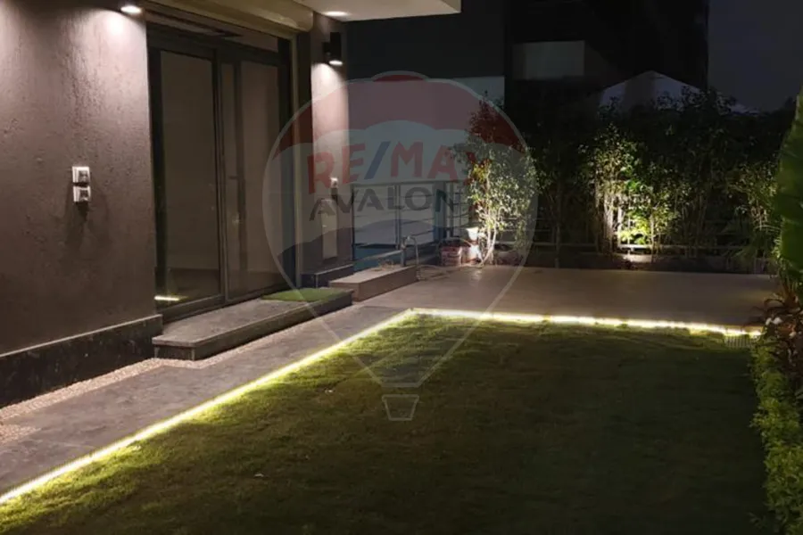 شقه للبيع + جاردن 82 م  التجمع الاول ( تاج سيتي ) 175 م