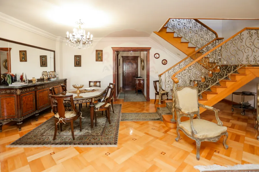 شقة دوبلكس للبيع 320 م + 100 م روف سموحة (ش فوزي معاذ)