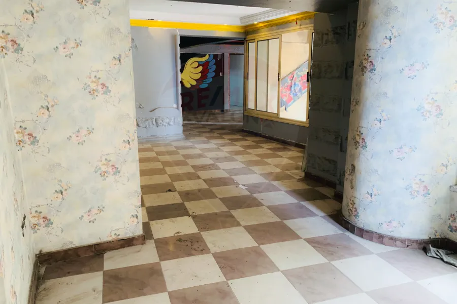 محل للإيجار 90 م السرايا ( خطوات من  البحر )