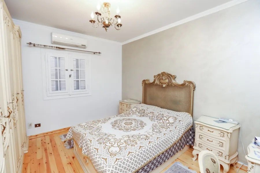 شقة للبيع 136م سموحة (ش فوزى معاذ الرئيسي)