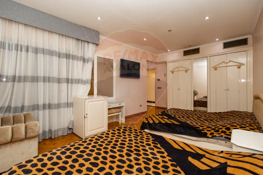 شقة للبيع 350 م  سابا باشا (على البحر مباشرة)