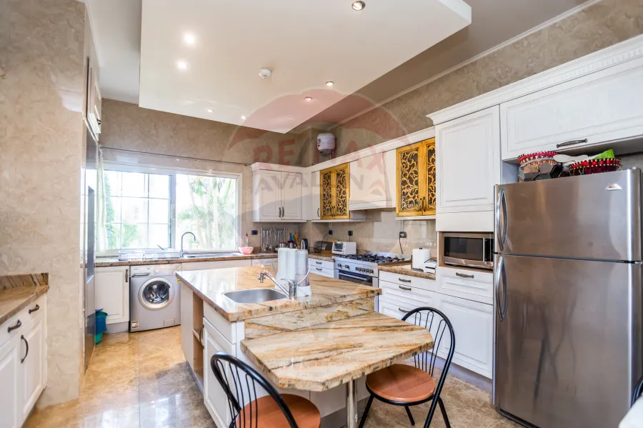 فيلا فاخره للبيع 2,200 م  كينج مريوط (داخل كومباوند بالكينج مريوط - خطوات من  الاستاد)