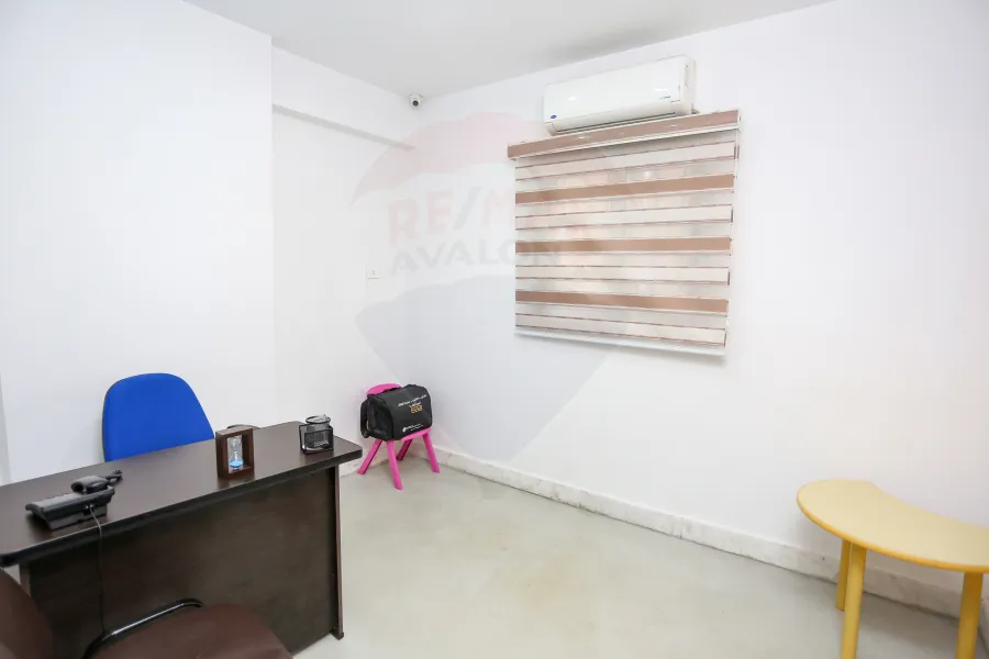 محل + ميزان للإيجار 300 م محرم بك (ش صالح الحديني)