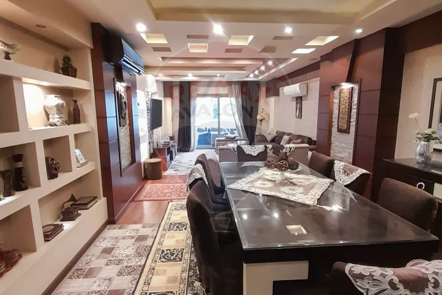 شقة للبيع 210 م السرايا (خطوات من البحر)