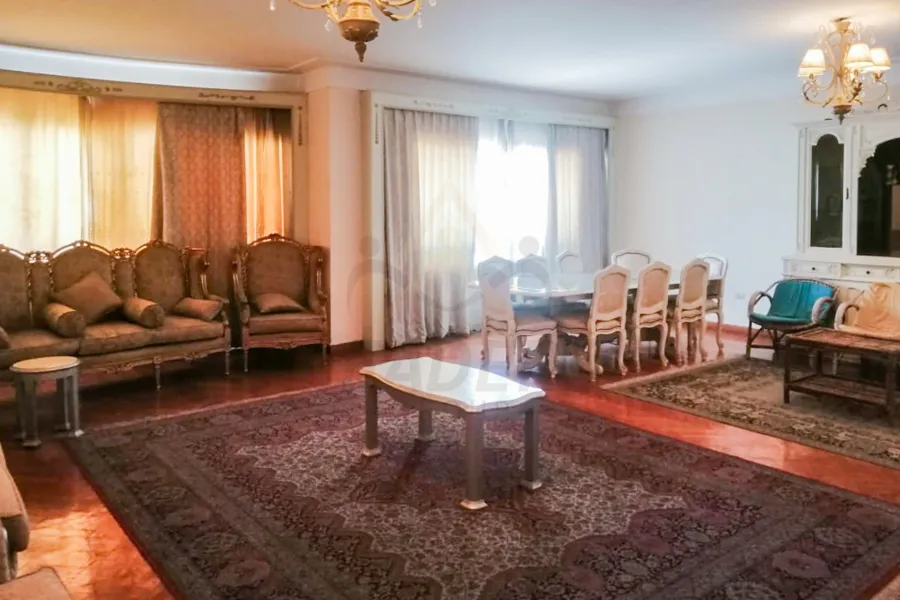 شقة للايجار 240 م لوران (علي الترام مباشرة)