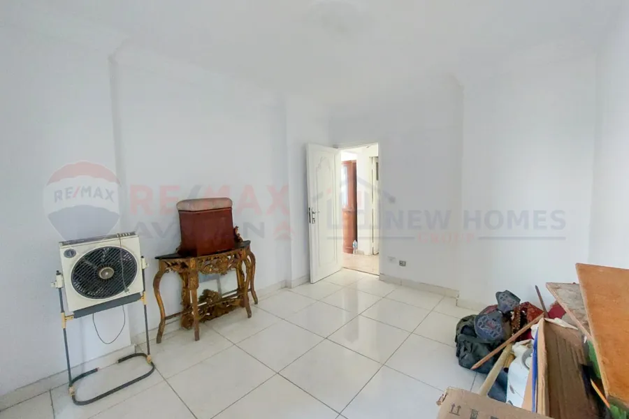 شقة للايجار 160 م كليوباترا (علي البحر مباشرة)