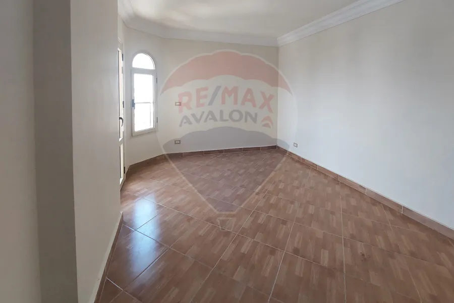 Apartment for rent 185m Louran (steps from Victoria College)