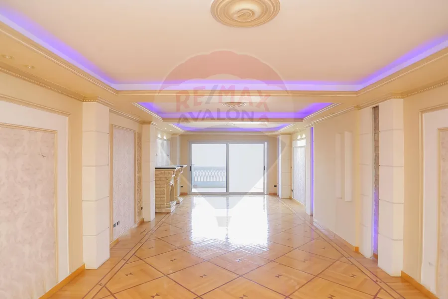 Apartment for sale 255 m Stanley (steps from the sea)