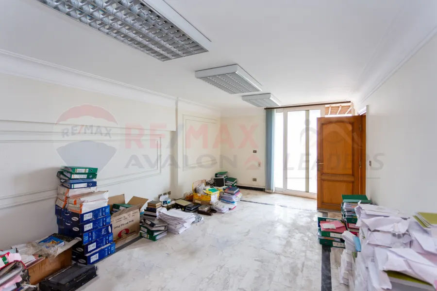 شقة للبيع 280 م زيزينيا (علي البحر مباشرة)