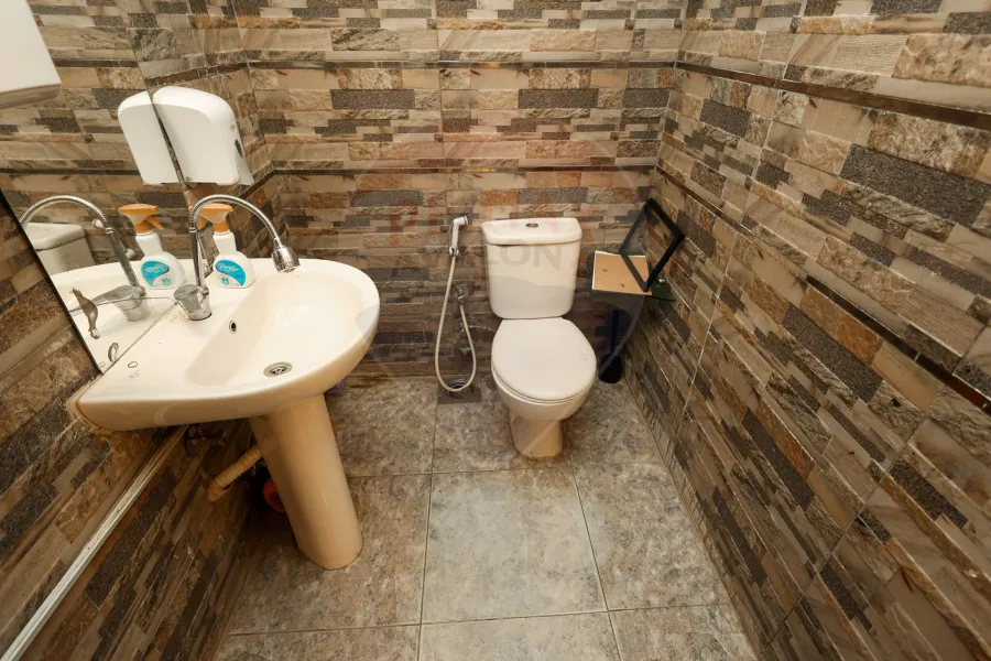 محل  للبيع  130 م + ميزان 120 م  سيدي بشر  (هيلتون رمادا)