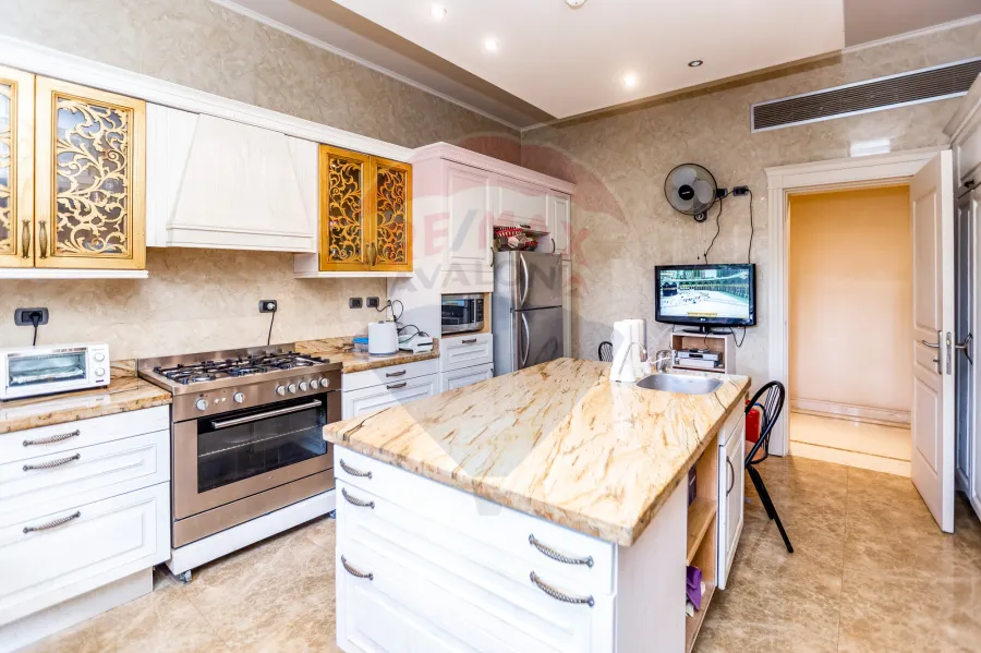 فيلا فاخره للبيع 2,200 م  كينج مريوط (داخل كومباوند بالكينج مريوط - خطوات من  الاستاد)