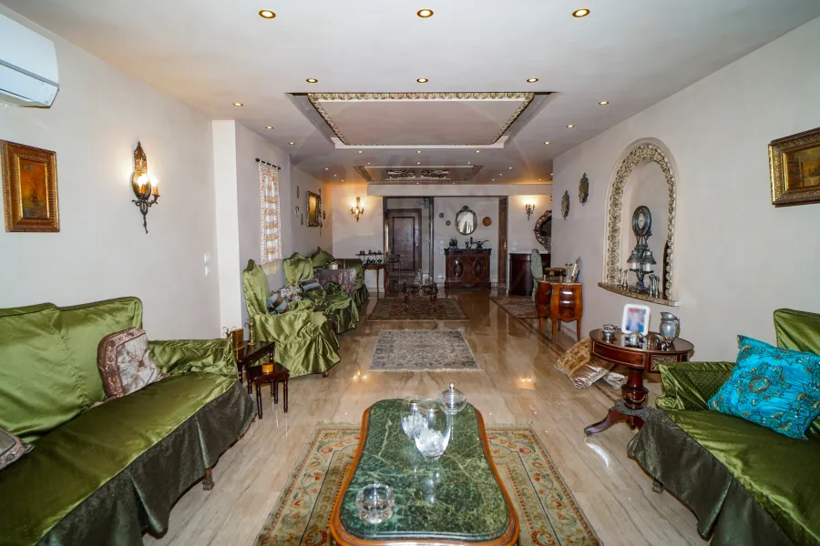 شقة للبيع 220 م لوران (ش الاقبال)