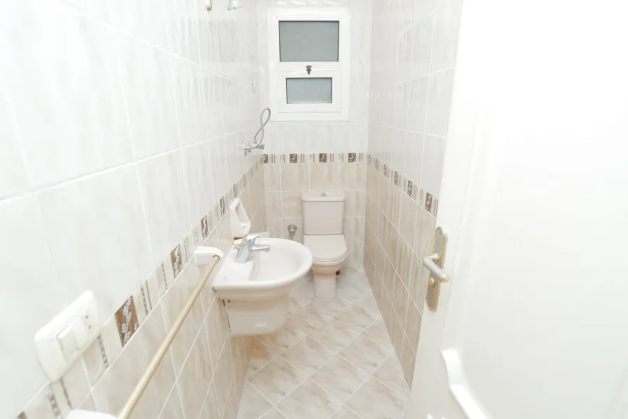 شقة للبيع 170م السرايا -علي البحر مباشرة