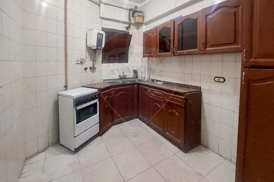 Adminstrative unit for rent 200m Louran (Al aqbal main st- steps from abu qer st)