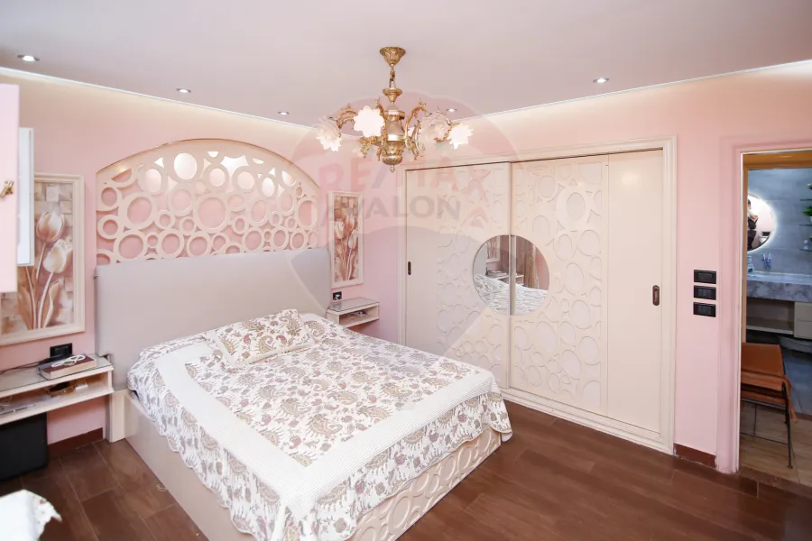 شقة دوبلكس للبيع 250 م سيدي بشر ( خطوات من ميدان محمد نجيب)