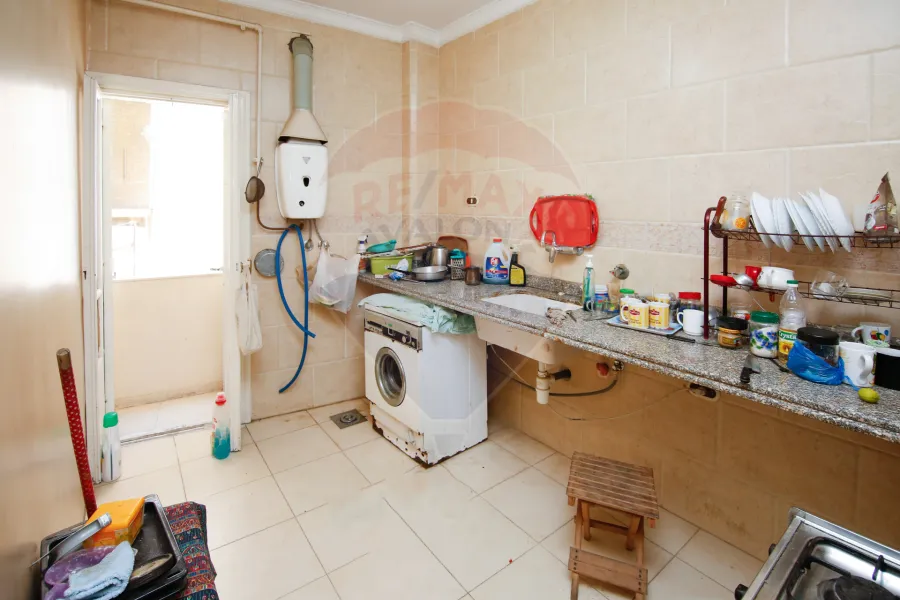 عقار للبيع 350م الأرض/800م مبانى لوران (خطوات من الترام)