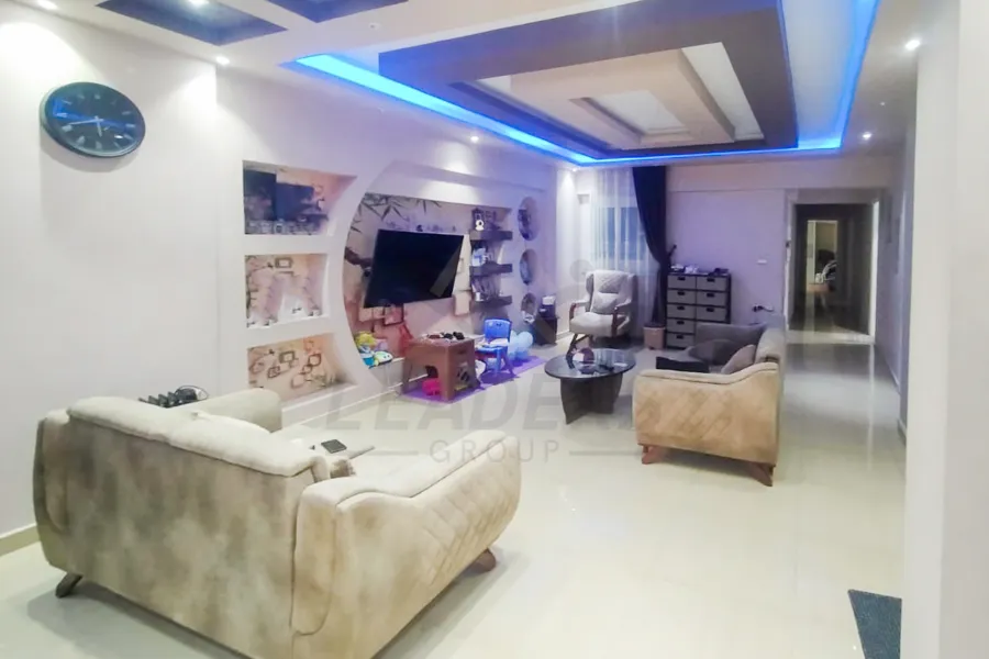 شقة للبيع 250 م رشدي (متفرع من ش عبد الحميد العبادي)