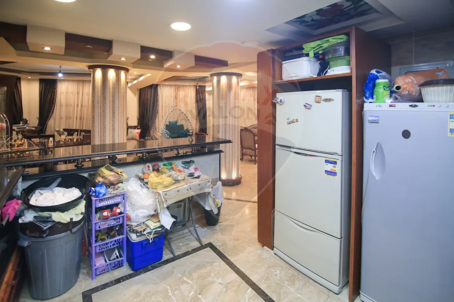 شقة للبيع 240 م محرم بك (ش المأمون مباشرة)