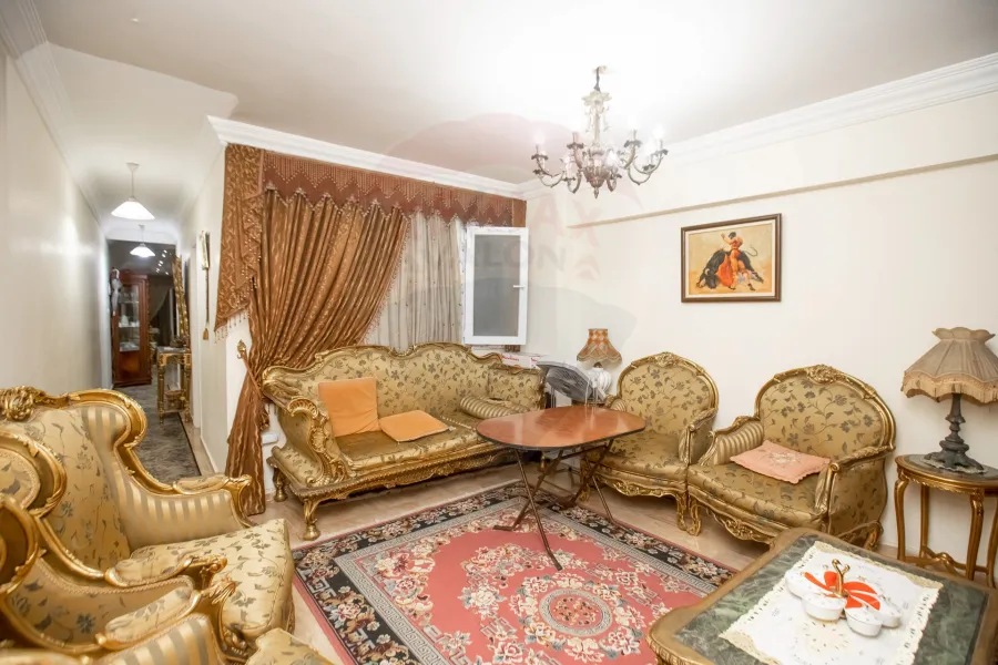 شقة للبيع 145م كامب شيزار (علي البحر مباشرة)