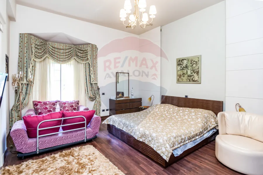 فيلا فاخره للبيع 2,200 م  كينج مريوط (داخل كومباوند بالكينج مريوط - خطوات من  الاستاد)