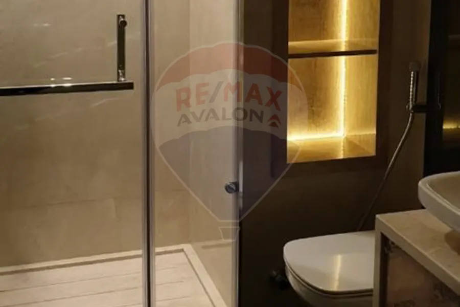 شقه للبيع + جاردن 82 م  التجمع الاول ( تاج سيتي ) 175 م