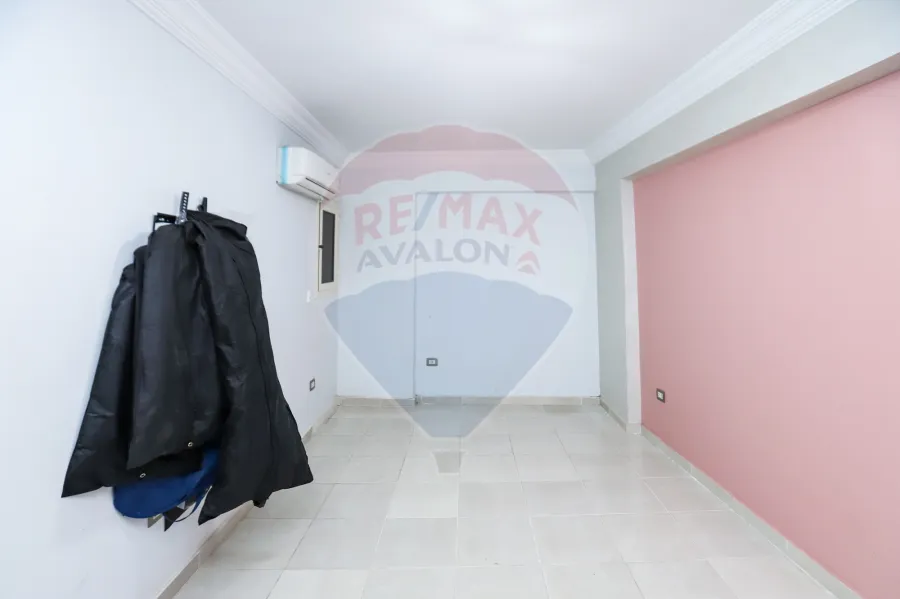 Apartment For Sale 100 m Sidi Gaber ( Steps From el Mosheer St )