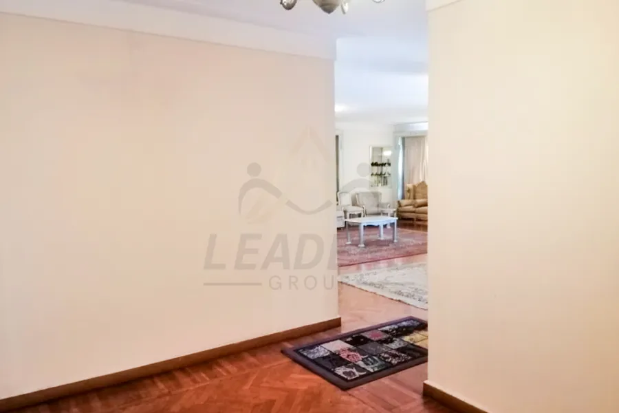 شقة للايجار 240 م لوران (علي الترام مباشرة)