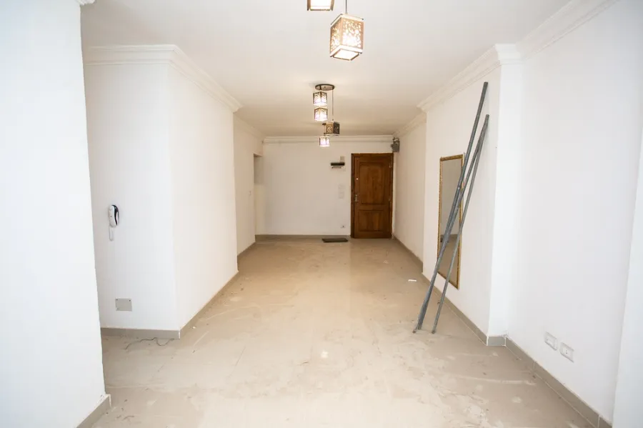 شقة للإيجار140م سبورتنج ( ش أحمد علام )