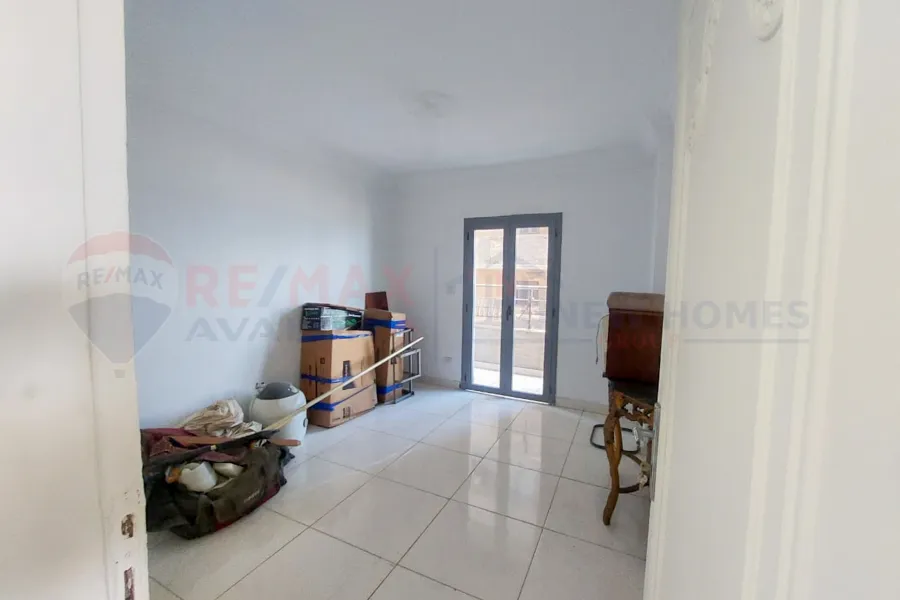 شقة للايجار 160 م كليوباترا (علي البحر مباشرة)