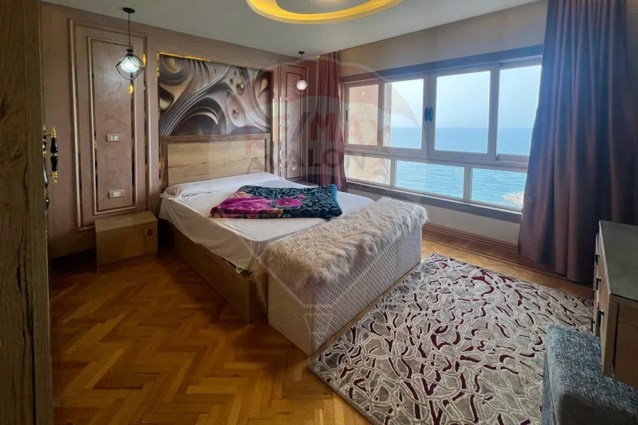 شقة دوبلكس للبيع 120 م جليم (علي البحر مباشرة)