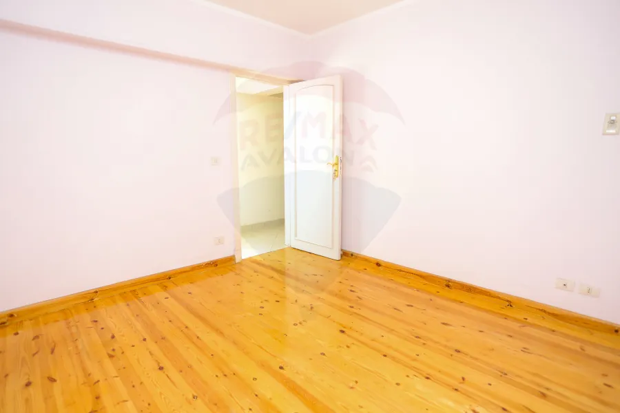 شقة للايجار 150 م محطة الرمل (ش سعد زغلول)