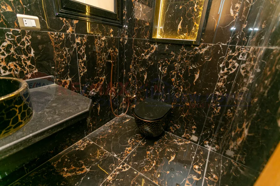 شقة للبيع 280 م جليم (ش ابو قير مباشرة)