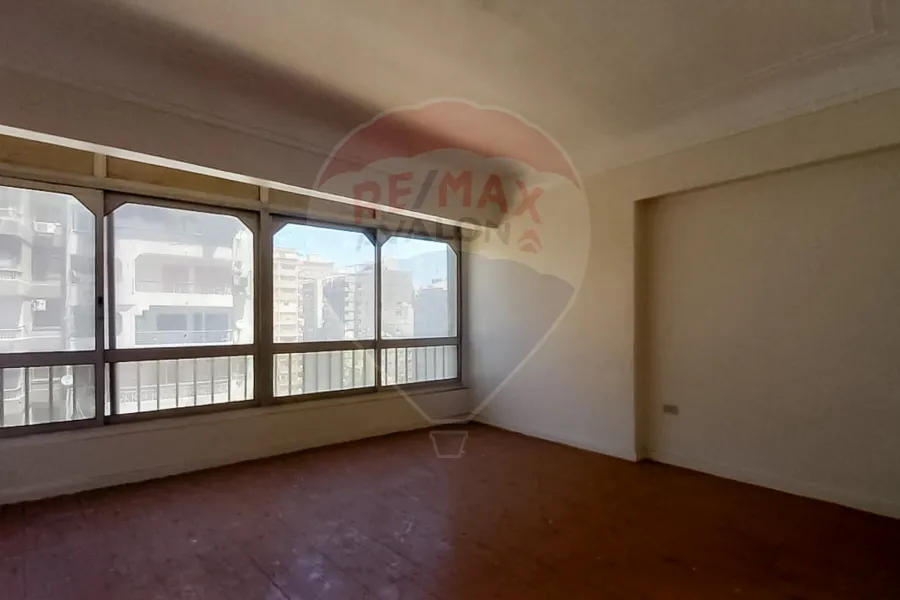 Corner apartment for sale 300 m Miami (Askander Ibrahim main st.)