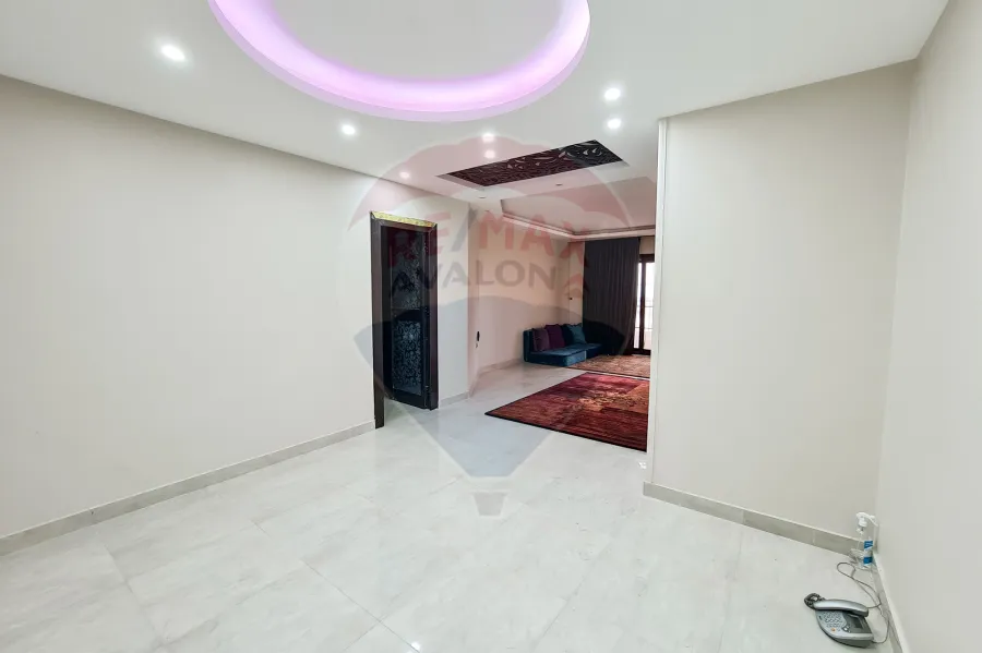 شقة للايجار 147 م كامب شيزار (على البحر مباشرة)