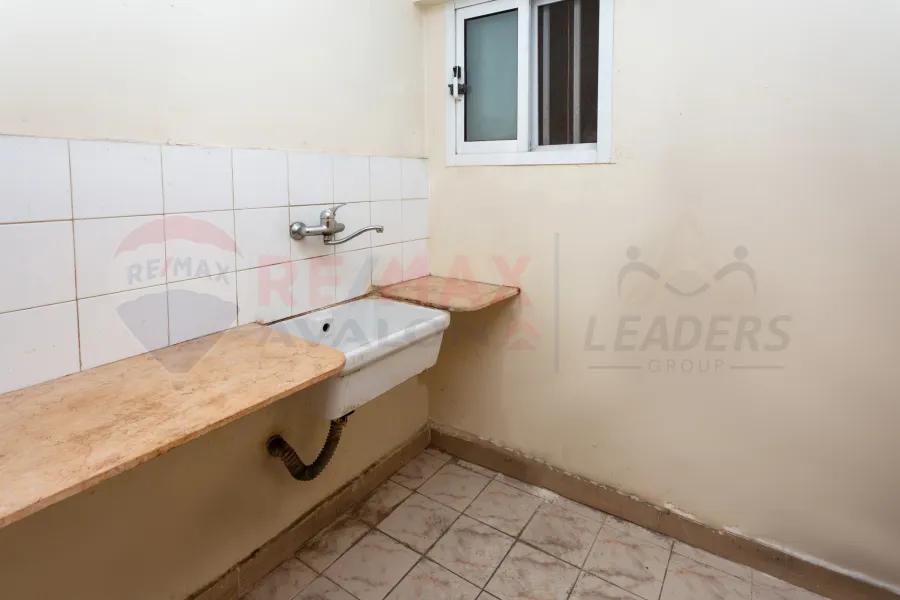 شقة للبيع 280 م زيزينيا (علي البحر مباشرة)