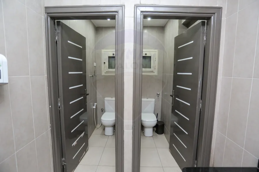 محل + ميزان للإيجار 300 م محرم بك (ش صالح الحديني)