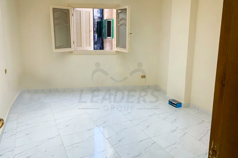 شقة للايجار 100 م الازاريطة (ش شامبليون)