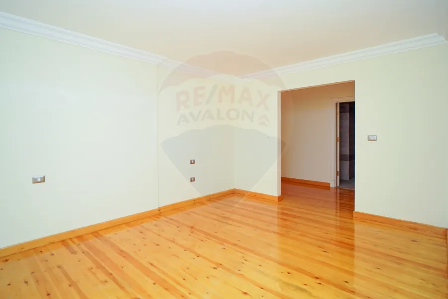 مقر اداري للايجار 300 م سموحة (بيتك ف النادي)