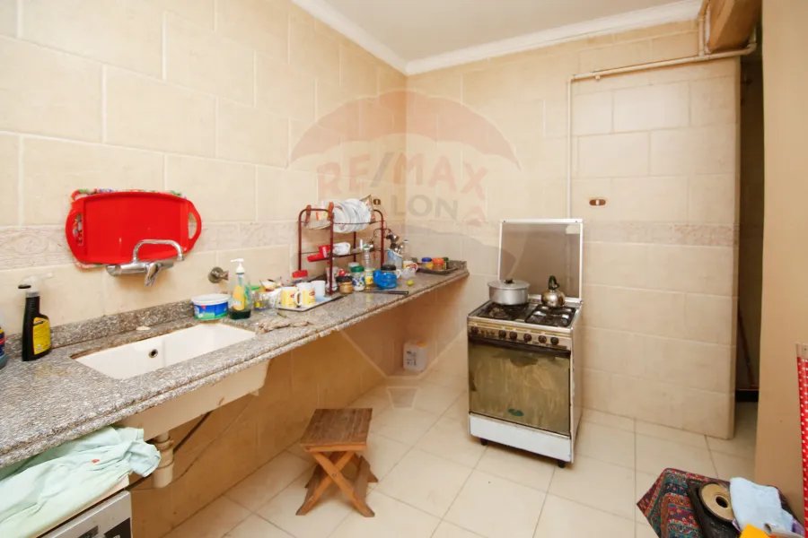 عقار للبيع 350م الأرض/800م مبانى لوران (خطوات من الترام)