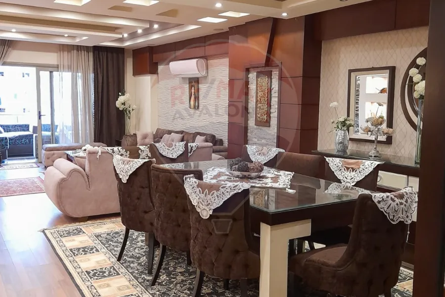 شقة للبيع 210 م السرايا (خطوات من البحر)