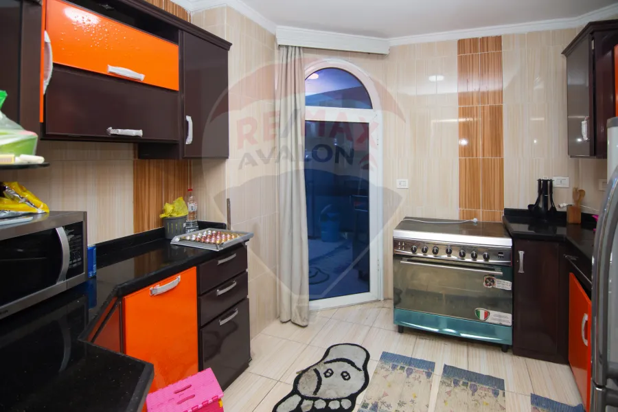 شقة للبيع 215 م كيلوباترا ( علي البحر مباشرة)