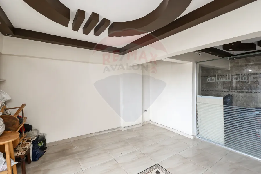 محل للبيع 40 م سبورتنج (علي البحر مباشرة)