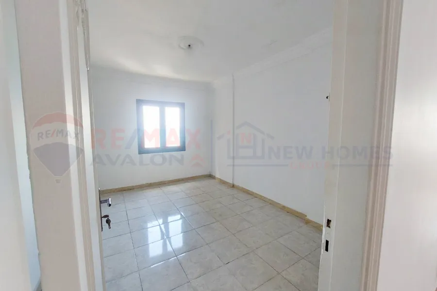 شقة للايجار 160 م كليوباترا (علي البحر مباشرة)